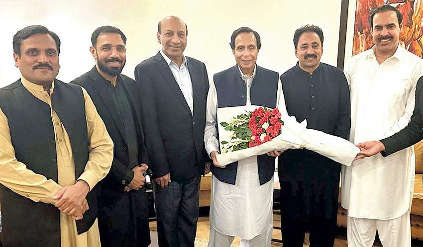لاہور: پاکستان تحریک انصاف کے صدر چودھری پرویزالٰہی سے ملاقات کے بعد کاسمو پولیٹن کلب کے نومنتخب رکن آصف بھٹی اور دیگر کا گروپ فوٹو۔