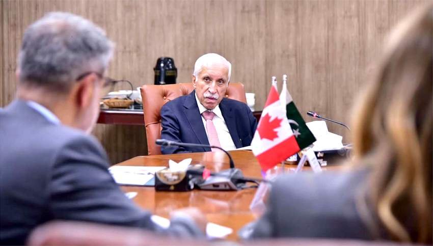 اسلام آباد:وفاقی وزیر قیصر احمد شیخ اور پاکستان میں کینیڈا کے ہائی کمشنر طارق علی خان سرمایہ کاری کے حوالے سے گفتگو کر رہے ہیں۔