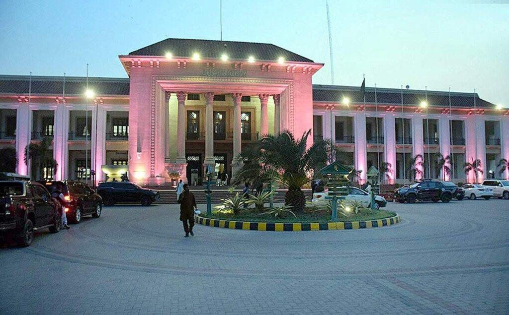 بریسٹ کینسر آگاہی مہم، پنجاب اسمبلی کی عمارت گلابی روشنیوں سے منور