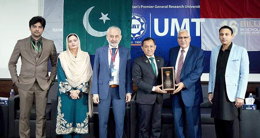 لاہور، یوایم ٹی ے پروفیسر عابد شیروانی اور انڈونیشیا کے ڈپٹی ہی رحمت ہندیارٹا کسومہ کے مابین سووینئرز کا تبادلہ خیال کیاجا رہا ہے