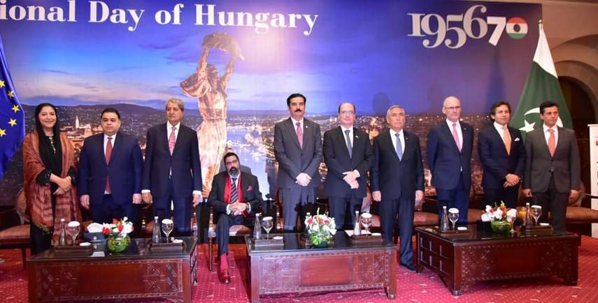 ہنگری کے قومی دن کے موقع پر مہمان خصوصی گورنر خیبر پختونخوا فیصل کریم کنڈی وزیر مملکت برائے تعلیم وجیہہ قمر وزیر اعظم کے مشیر فہد ہارون رکن قومی اسمبلی نوید قمر ہنگری کے سفیر اور دیگر اہم شخصیات اسٹیج پر موجود ہیں
