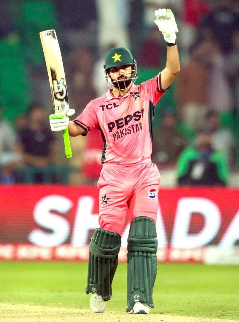 سہ ملکی سیریز شاداب ڈٹ گئے انگلینڈ کے جبڑوں سے یقینی فتح چھین لی پاکستان فائنل میں پہنچ گیا